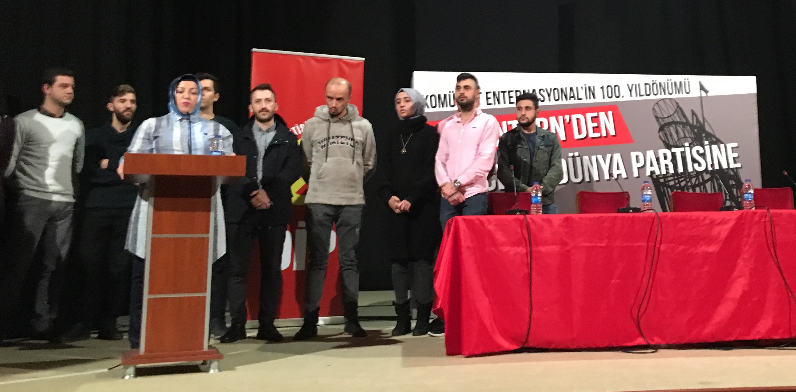 HT Solar işçileri Komintern 100 konferansında konuşuyor HT Solar işçileri Komintern 100 konferansında konuşuyor