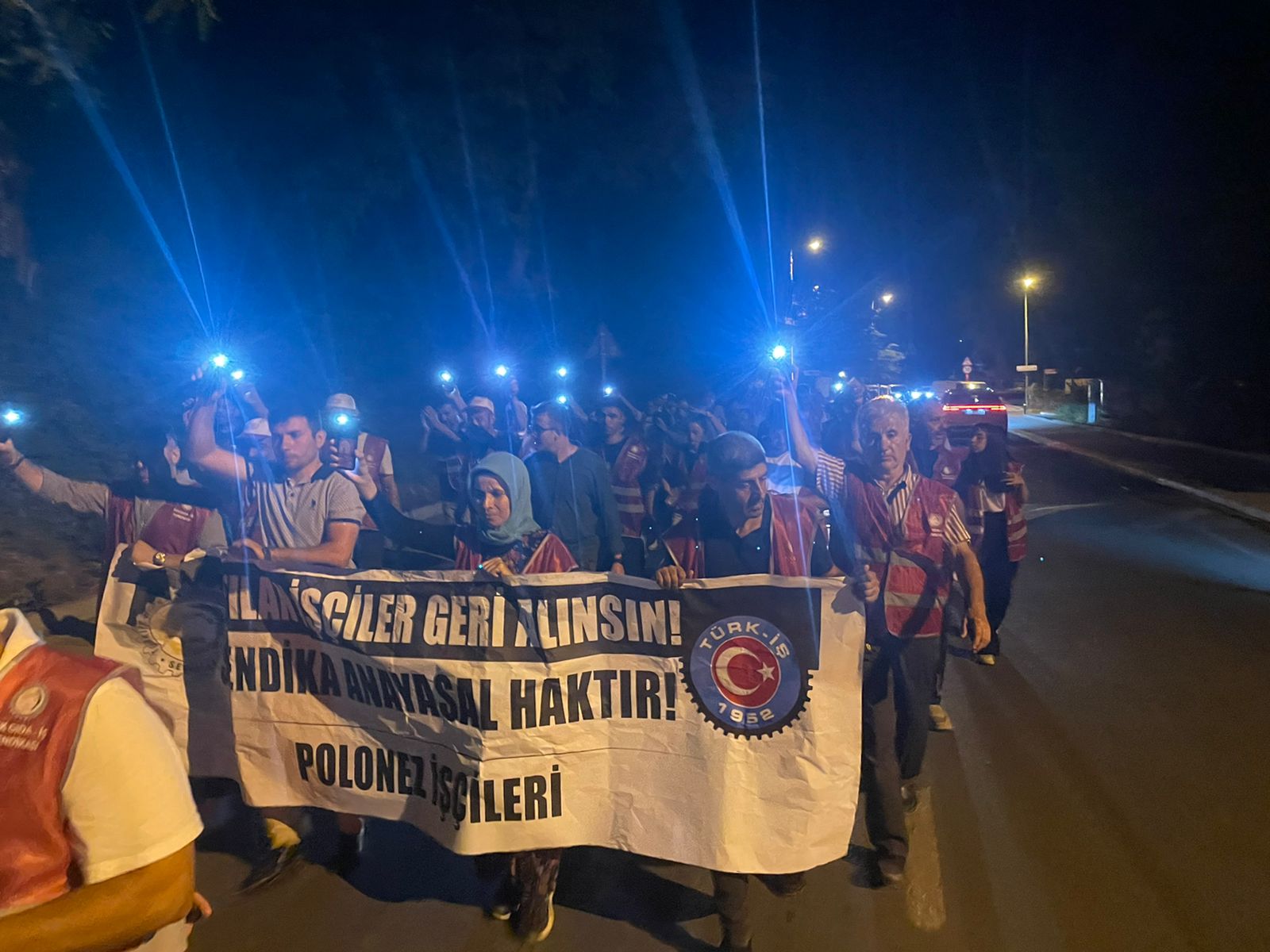Polonez işçileri Çatalca kaymakamlığına yürüyor Polonez işçileri Çatalca kaymakamlığına yürüyor