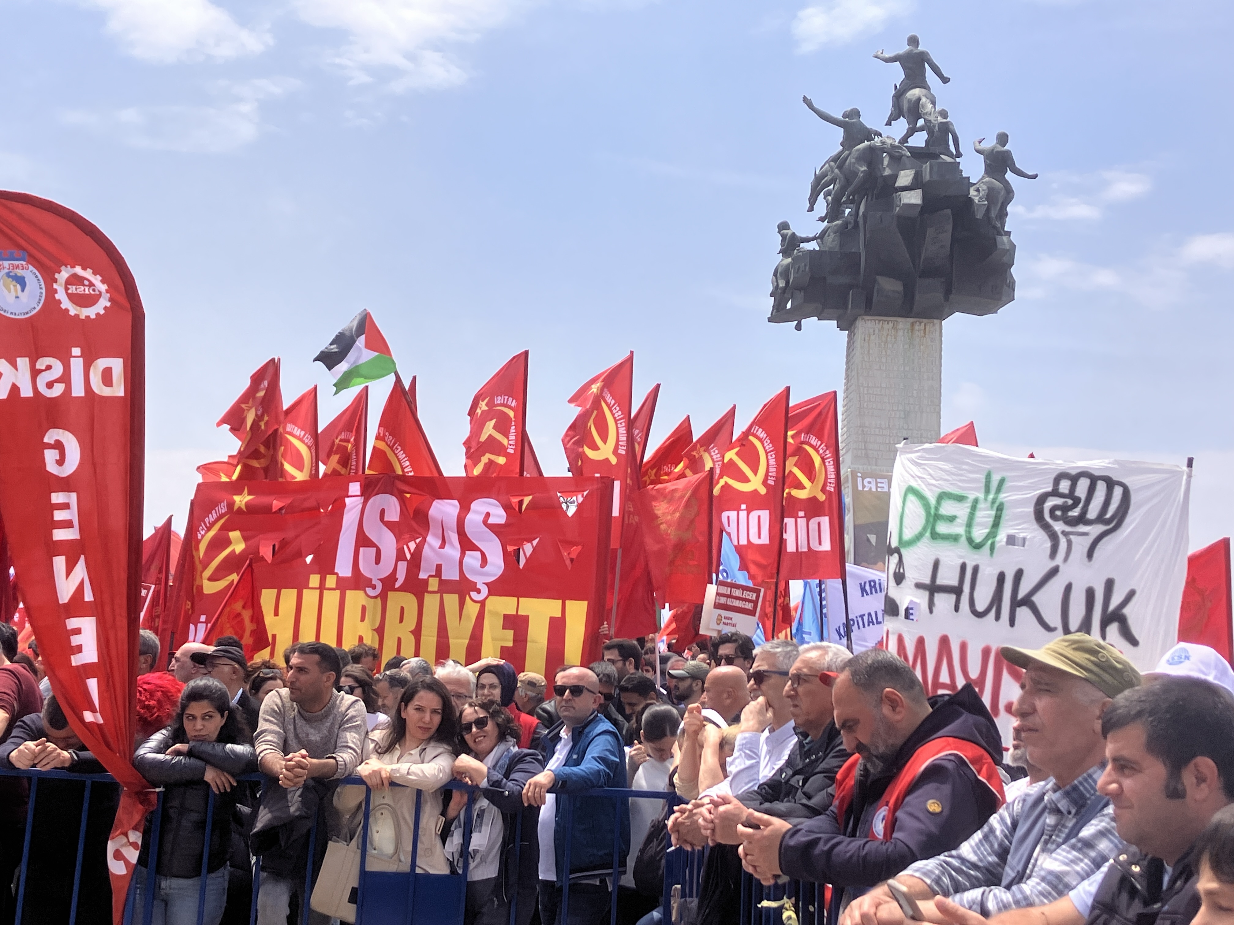 İş, aş, hürriyet için Ankara, İzmir ve Lüleburgaz 1 Mayıs kortejlerinde buluştuk!