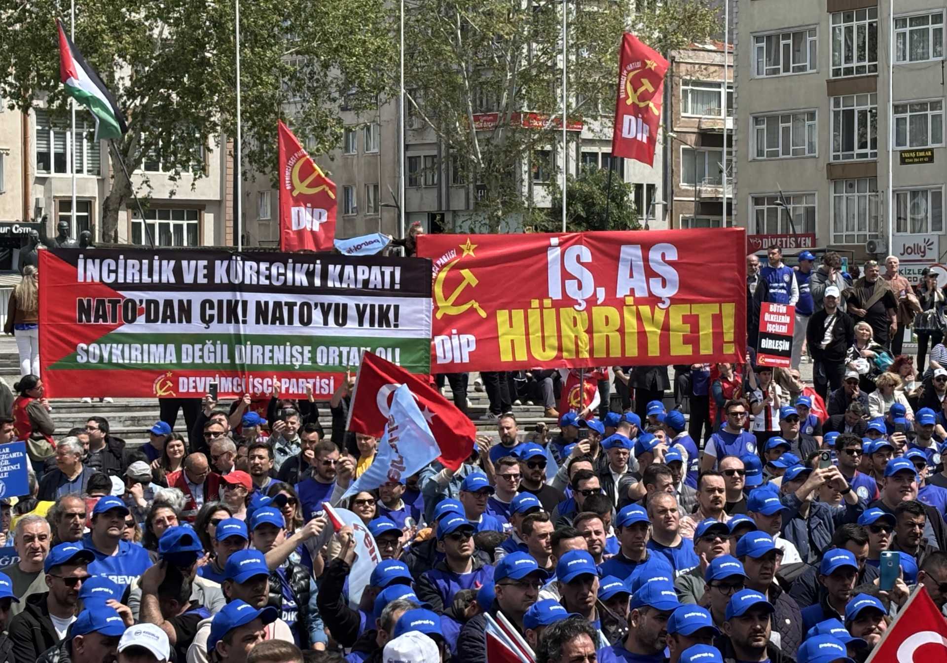 İş, aş, hürriyet için Ankara, İzmir ve Lüleburgaz 1 Mayıs kortejlerinde buluştuk!