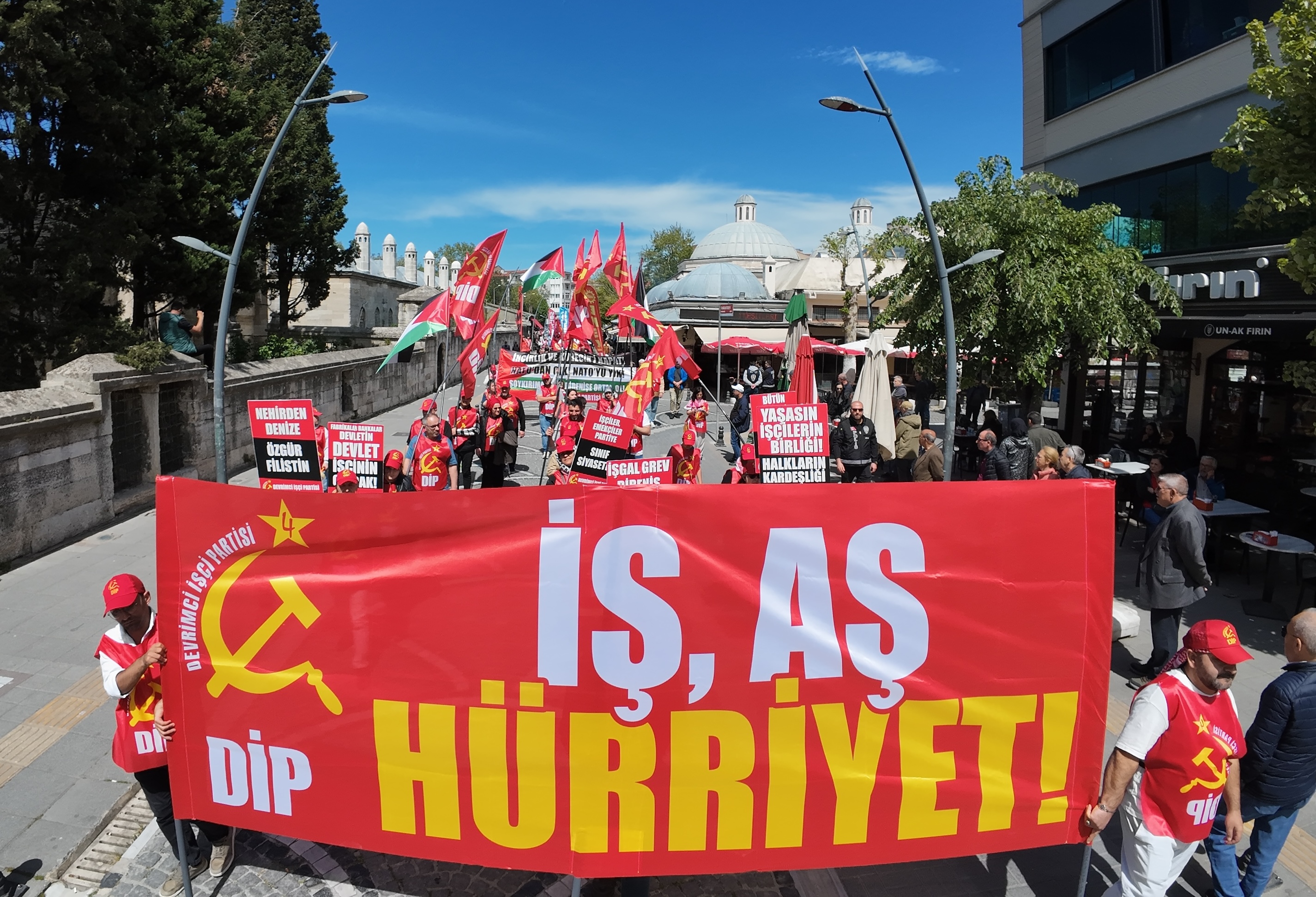 İş, aş, hürriyet için Ankara, İzmir ve Lüleburgaz 1 Mayıs kortejlerinde buluştuk!
