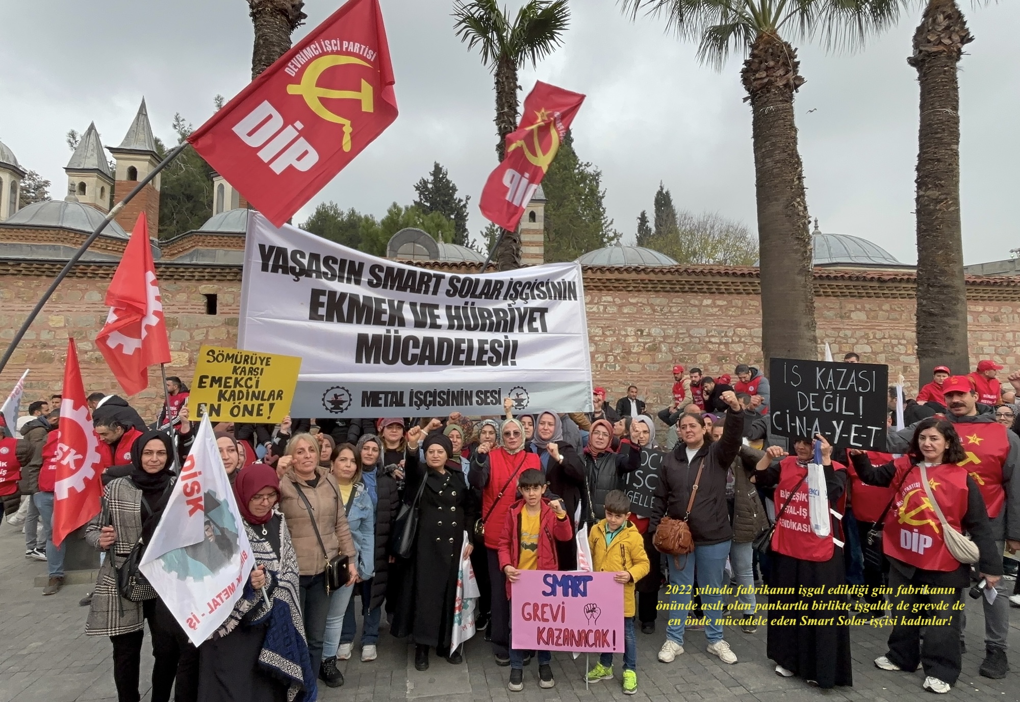 smart solar işçilerinin pankartı