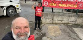 Nakliyat-İş sendikasında örgütlenen Tüvtürk İstanbul Taşıt Muayene İstasyonları İletişim AŞ firması işçileri, 2022 yılında gasbedilen Toplu İş Sözleşmesi (TİS) yapma yetkisini 2025 yılında yargı yoluyla kazandı. Sendika düşmanı tavrını değiştirmeyen patron TİS masasına yanaşmayınca işçiler 13 Aralık tarihinde greve çıktı. Ulaştırma ve Altyapı Bakanlığına bağlı Tüvtürk’te grev kırıcılık yapılıyor. Bakanlık, bir yandan grevcilerin yerine grev kırıcı işçiler çalıştırmaya çabalarken diğer yandan muayene istasyo