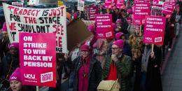 Kraliçe II. Elizabeth öleli beri Britanya’da siyasi ortam ve sınıf mücadelesi durulmuyor. Bir yandan pandemi ve Ukrayna savaşının getirdiği ekonomik yıkım, bir yandan kraliçenin ölümünden sonra zincirleme biçimde yaşanan siyasi çalkantılar ülkenin atmosferini iyice germekte. İşçi sınıfı da yaşanan ekonomik ve siyasi krize kendi araçları ve yöntemleriyle çözüm getirmek için kolları sıvamış durumda. Öğretmenler, otobüs ve ambulans şoförleri, posta çalışanları, hatta havaalanlarında çalışan polisler birbiri ar