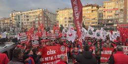 Metal sektöründe Eylül ayından beri devam eden MESS grup toplu iş sözleşmesi görüşmeleri 22 Ocak tarihinde anlaşmayla sonuçlandı. Türk-İş’e bağlı Türk Metal, DİSK’e bağlı Birleşik Metal-İş ve Hak-İş’e bağlı Öz Çelik-İş sendikalarının da ortak imzasıyla sonuçlanan anlaşmaya göre ilk olarak saat ücreti brüt 140 liranın altında olanlara 140 lirayı geçmemek üzere 10 lira tamamlama yapılacak. Ardından tüm ücretlere önce yüzde 20 zam yapılacak ve bu zammın üzerine brüt 17,61 lira seyyanen ek yapılacak. İkinci alt