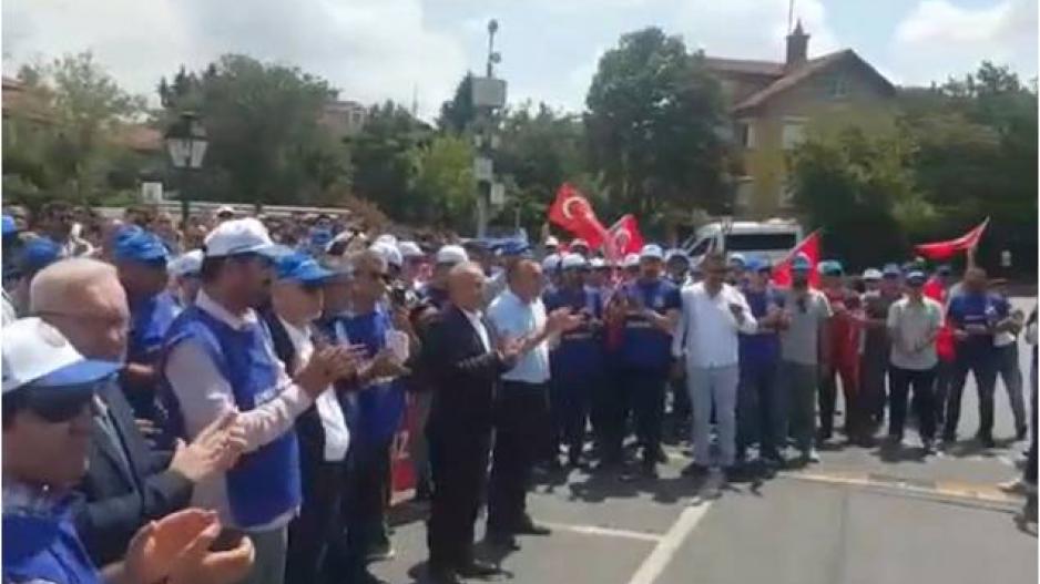 TÜPRAŞ işçisi Koç Holding’in önünde haykırdı: “İş, ekmek yoksa barış da yok!”