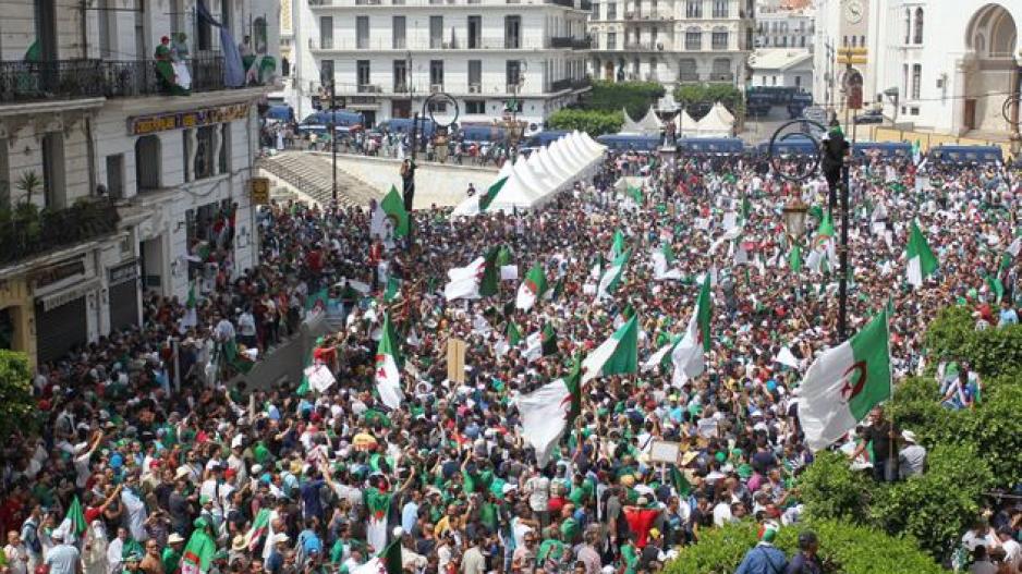 Cezayir’de birinci devrimin yıldönümünde dev Cuma gösterisi