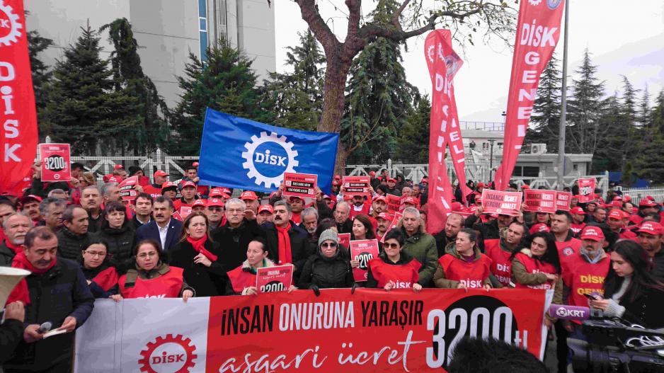 DİSK'ten Aile, Çalışma ve Sosyal Hizmetler Bakanlığı önünde asgari ücret eylemi