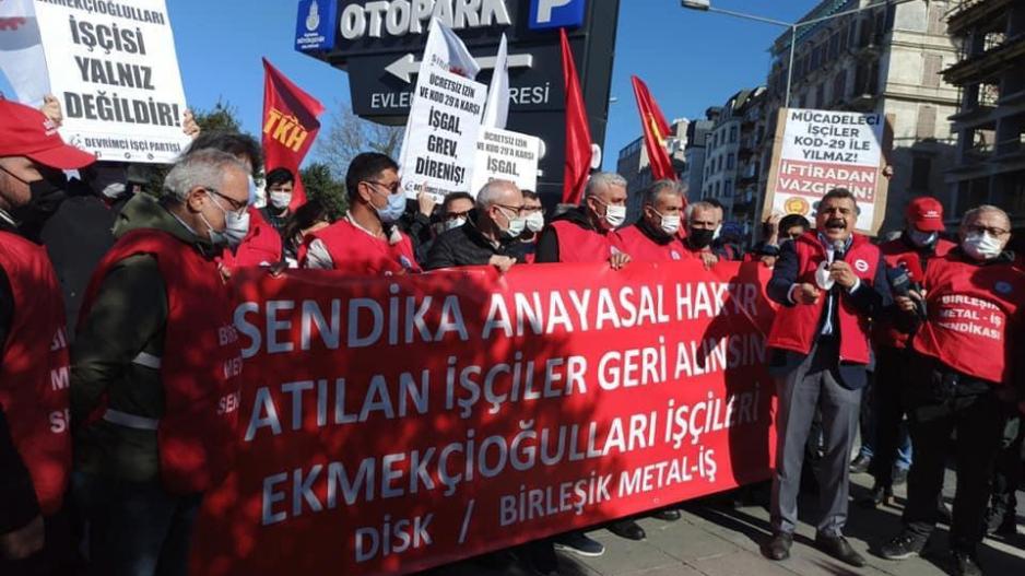 Çorum’da Birleşik Metal-İş’e üye olan, sendikalaşma hakkı ve Kod29 ile işten çıkartmalara karşı 65 gündür direnen Ekmekçioğulları işçileri Çorum ve İstanbul’da eş zamanlı eylem yaptı. Çorum’da Birleşik Metal-İş’e üye olan, sendikalaşma hakkı ve Kod29 ile işten çıkartmalara karşı 65 gündür direnen Ekmekçioğulları işçileri Çorum ve İstanbul’da eş zamanlı eylem yaptı.