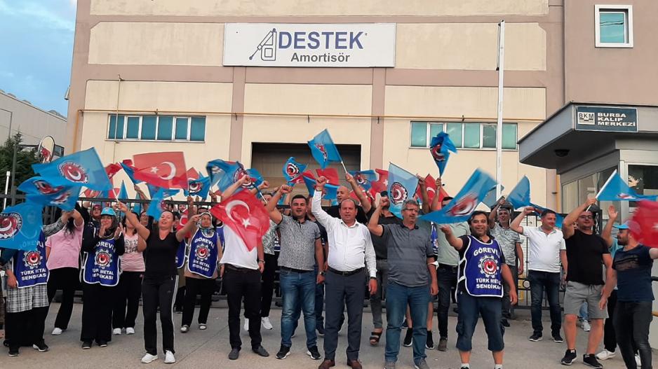  Türk Metal'da örgütlenen Destek Otomotiv işçileri patrona ve polise karşı direniyor: “Sendika haktır işten atmak suçtur!” 