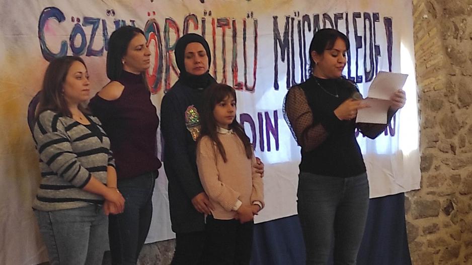 İzmir’de kadınlar 25 Kasım öncesi dayanışma etkinliğinde buluştu