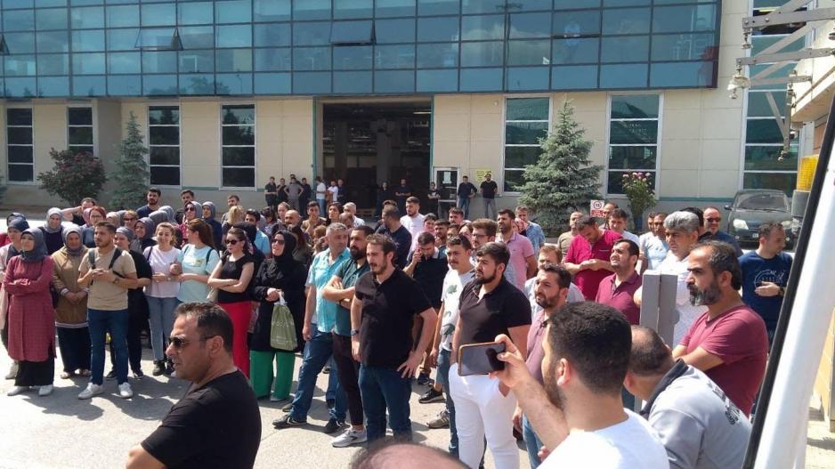 Smart Solar işçileri sendikasıyla kucaklaştı, fabrika önünde haykırdı: Sendika haktır, engellenemez!